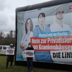 Philipp Rubach vor einem Großflächenplakat bei "Pflegenotstand stoppen!"
